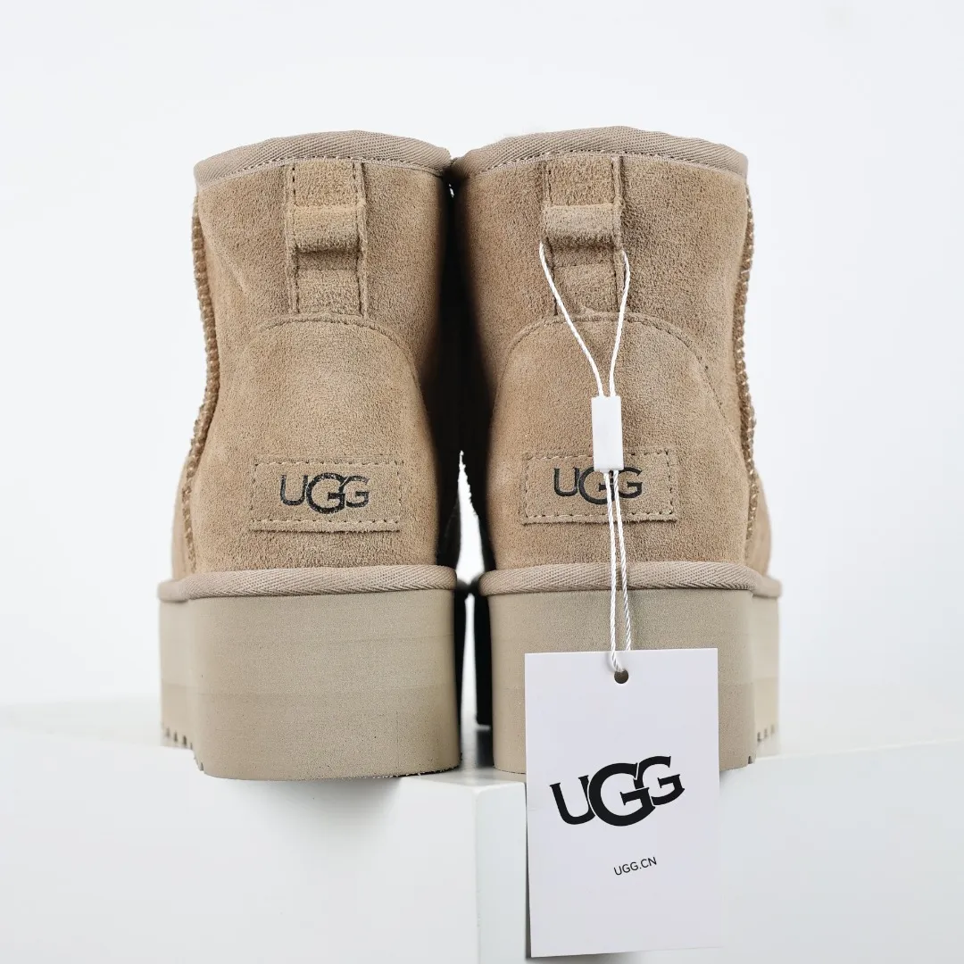 Pick up locally 💰580 Core recommended good price It is a very suitable choice for home furnishings. In the new year, uug launched a series of styles, which are partial to the preferences of young consumers and have also moved to the forefront of fashion trends. Shoe body material: water-repellent coated suede upper, 17 mm UGGPURE™ implantable wool insole, lightweight non-slip and comfortable rubber outsole, with brand LOGO and trademark, with full packaging Size: 35 36 37 38 39 40
